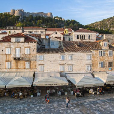 Eylül 2016 'da Hvar adasındaki Sveta Nedilja köyündeki limanda motorlu tekne..
