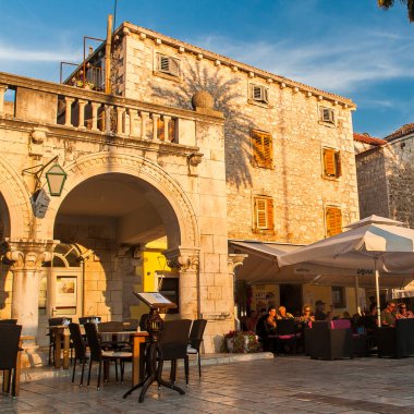 Hırvatistan 'ın Hvar adasındaki Hvar kasabasının güzel manzarası Eylül 2016' da Hvar 'da.