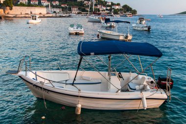 Hırvatistan 'ın Hvar adasındaki Hvar kasabasının güzel manzarası Eylül 2016' da Hvar 'da.