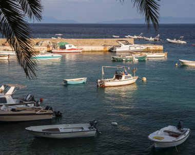 Hırvatistan 'ın Hvar adasındaki Hvar kasabasının güzel manzarası Eylül 2016' da Hvar 'da.