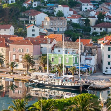 Hırvatistan 'ın Hvar adasındaki Jelsa kasabasının güzel manzarası Ağustos 2016' da Jelsa 'da.