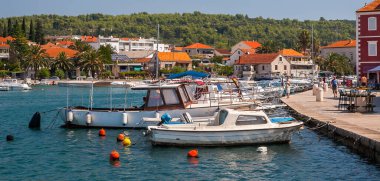 Hırvatistan 'ın Hvar adasında yer alan küçük bir kasaba olan Stari Grad, Ağustos 2016' da Stari Grad 'da görülüyor..