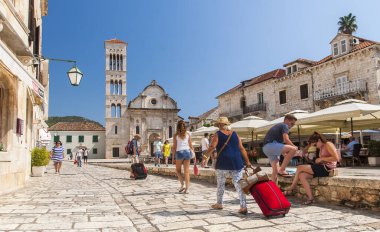 Hırvatistan 'ın Hvar adasındaki Hvar kasabasının güzel manzarası Ağustos 2016' da Hvar 'da.