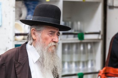 JERUSALEM, ISRAEL - CIRCA MAYIS 2018: Mahaneh Yehuda Pazarı 'ndaki İsrailliler.