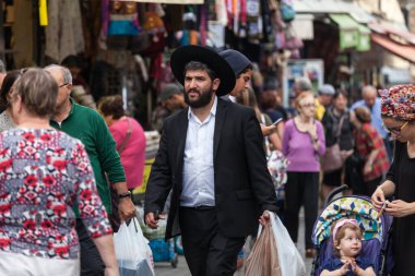 JERUSALEM, ISRAEL - CIRCA MAYIS 2018: Mahaneh Yehuda Pazarı 'ndaki İsrailliler.