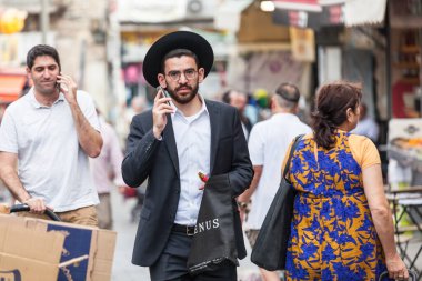 JERUSALEM, ISRAEL - CIRCA MAYIS 2018: Mahaneh Yehuda Pazarı 'ndaki İsrailliler.
