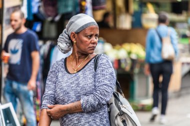 JERUSALEM, ISRAEL - CIRCA MAYIS 2018: Mahaneh Yehuda Pazarı 'ndaki İsrailliler.