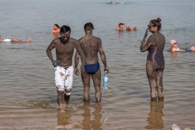 EIN BOKEK, ISRAEL - CIRCA MAYIS 2018: Ölü Deniz 'de yaklaşık Mayıs 2018' de Ein Bokek 'de yüzen insanlar.