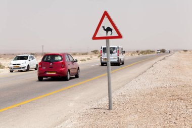 NAGEV, ISRAEL - CIRCA MAYIS 2018: Nagev Çölü boyunca yol manzarası Mayıs 2018.