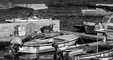 Eylül 2016 'da Hvar adasındaki Sveta Nedilja köyündeki limanda motorlu tekne..