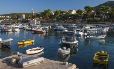 Eylül 2016 'da Hvar adasındaki Sveta Nedilja köyündeki limanda motorlu tekne..
