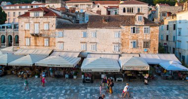 Hırvatistan 'ın Hvar adasındaki Hvar kasabasının güzel manzarası Eylül 2016' da Hvar 'da.