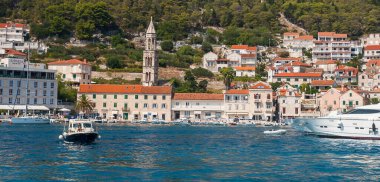 Hırvatistan 'ın Hvar adasındaki Hvar kasabasının güzel manzarası Eylül 2016' da Hvar 'da.