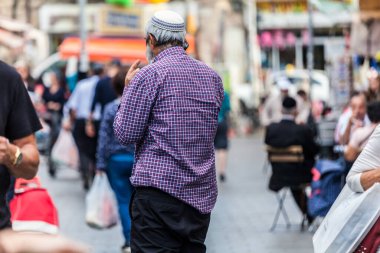 JERUSALEM, ISRAEL - CIRCA MAYIS 2018: Mahaneh Yehuda Pazarı 'ndaki İsrailliler.