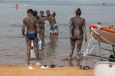 EIN BOKEK, ISRAEL - CIRCA MAYIS 2018: Ölü Deniz 'de yaklaşık Mayıs 2018' de Ein Bokek 'de yüzen insanlar.