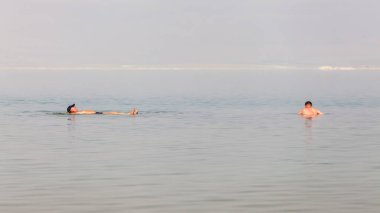 EIN BOKEK, ISRAEL - CIRCA MAYIS 2018: Ölü Deniz 'de yaklaşık Mayıs 2018' de Ein Bokek 'de yüzen insanlar.