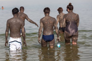 EIN BOKEK, ISRAEL - CIRCA MAYIS 2018: Ölü Deniz 'de yaklaşık Mayıs 2018' de Ein Bokek 'de yüzen insanlar.