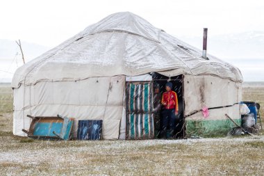 SONG KUL, KYRGYZSTAN - CIRCA Haziran 2017: Song Kul yüksek dağlarındaki kamplardan birinin çocukları Kırgızistan 'ın Tian Shan Dağları' nda Haziran 2017 'de Song Kul.