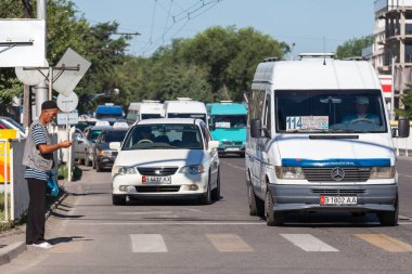 BISHKEK, KYRGYZSTAN - CIRCA HAZİRAN 2017: Kırgızistan Bişkek 'in başkentinin kalabalık sokaklarının görüntüsü Haziran 2017 Bishkek' te.