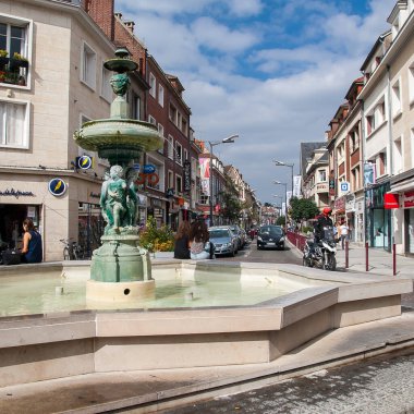 BeaUVAIS, FRANCE - CIRCA EPTEMBER 2014: Beauvai şehrinin sokaklarından biri