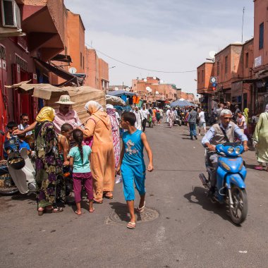 MARRAKECH, MOROCCO - CIRCA EPTEMBER 2014: Marakeş sokakları Eylül 2014 civarı Marakeş 'te.