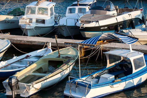 Barca Motore Nel Porto Nel Villaggio Sveta Nedilja Sull Isola — Foto Stock