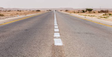 İsrail 'deki Negev Çölü' nden geçen yol manzarası.