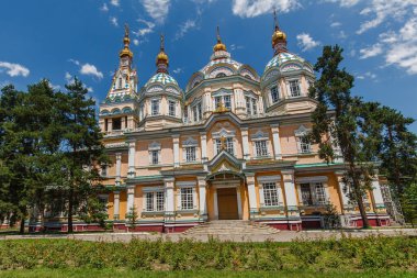 ALMATY, KAZAKHSTAN - CIRCA JUNE 2017: Zenkov Katedrali olarak da bilinen Yükseliş Katedrali, Almaty 'deki Panfilov Parkı' nda Haziran 2017 civarında yer alan bir Rus Ortodoks katedrali..