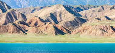 Tokyo Gölü çorak dağ sırasının altında, Tien Shan Sıradağları, Kırgızistan, Orta Asya