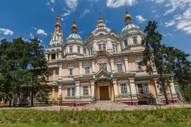 ALMATY, KAZAKHSTAN - CIRCA JUNE 2017: Zenkov Katedrali olarak da bilinen Yükseliş Katedrali, Almaty 'deki Panfilov Parkı' nda Haziran 2017 civarında yer alan bir Rus Ortodoks katedrali..
