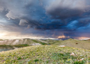 Kırgızistan 'da fırtınada Tulpar Kul Gölü' nün güzel manzarası
