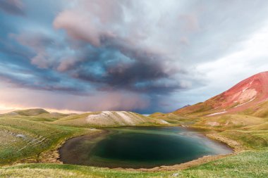 Kırgızistan 'da fırtınada Tulpar Kul Gölü' nün güzel manzarası