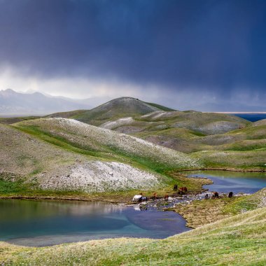 Kırgızistan 'da fırtınada Tulpar Kul Gölü' nün güzel manzarası