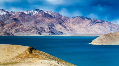 Tacikistan, Pamir 'deki Yashikul Gölü' nün güzel manzarası