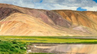 Tacikistan 'da Pamir' de Bulunkul Gölü 'nün güzel manzarası