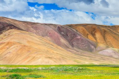 Tacikistan 'da Pamir' de Bulunkul Gölü 'nün güzel manzarası