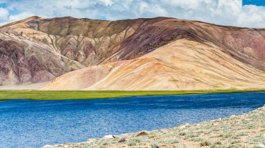 Tacikistan 'da Pamir' de Bulunkul Gölü 'nün güzel manzarası