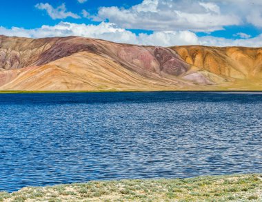 Tacikistan 'da Pamir' de Bulunkul Gölü 'nün güzel manzarası