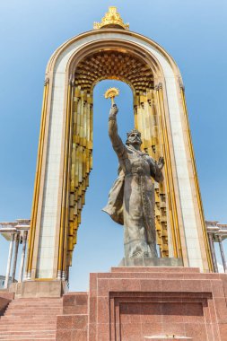 DUSHANBE, TAJIKISTAN - CIRCA HAZİRAN 2017: Dushanbe 'nin merkezinde Ismoil Somoni Heykeli Haziran 2017' de Dushanbe 'de.