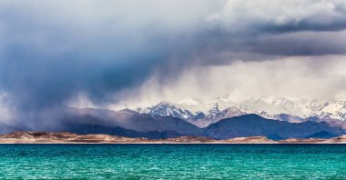 Tacikistan, Pamir 'deki Karakul gölünün güzel manzarası