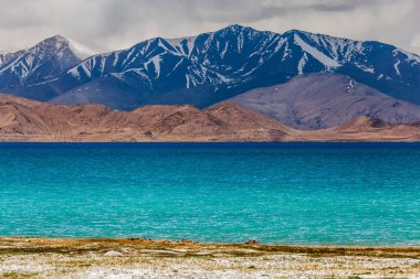 Tacikistan, Pamir 'deki Karakul gölünün güzel manzarası