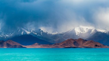 Tacikistan, Pamir 'deki Karakul gölünün güzel manzarası