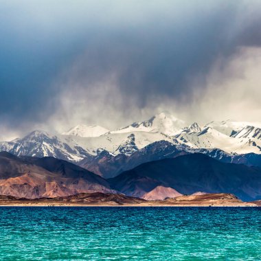 Tacikistan, Pamir 'deki Karakul gölünün güzel manzarası