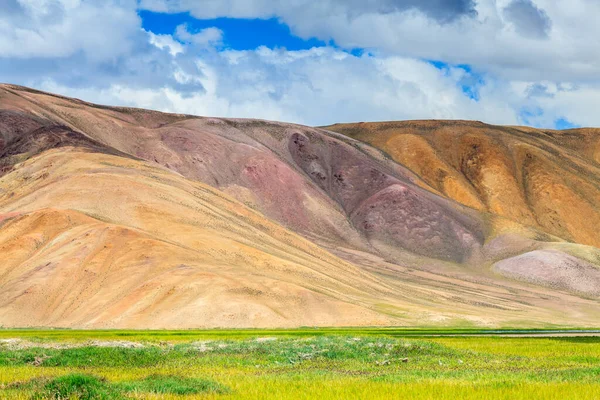 Tacikistan 'da Pamir' de Bulunkul Gölü 'nün güzel manzarası