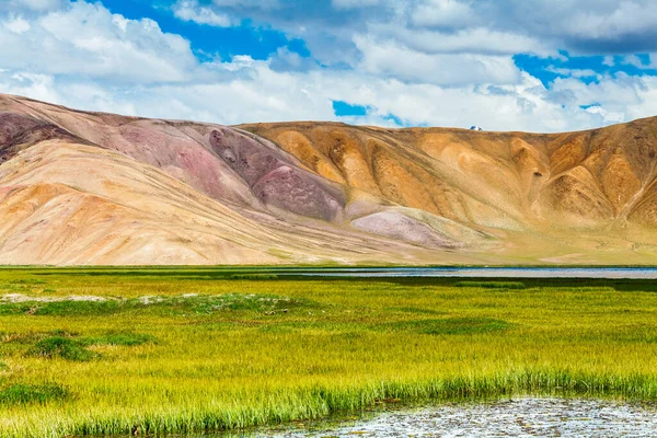 Tacikistan 'da Pamir' de Bulunkul Gölü 'nün güzel manzarası