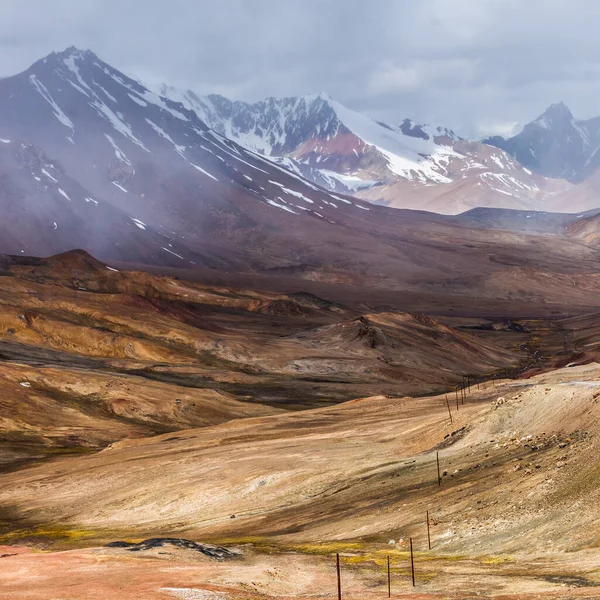 Tacikistan 'daki Ak-Baital Geçidi' ndeki Pamir dağlarının güzel manzarası.