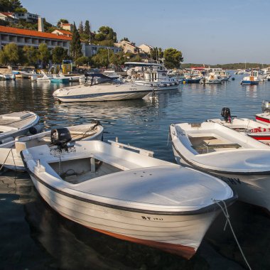 Eylül 2016 'da Hvar adasındaki Sveta Nedilja köyündeki limanda motorlu tekne..