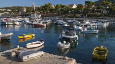 Hırvatistan 'ın Hvar adasındaki Hvar kasabasının güzel manzarası Eylül 2016' da Hvar 'da.