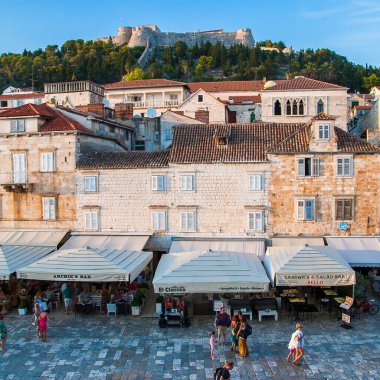 Hırvatistan 'ın Hvar adasındaki Hvar kasabasının güzel manzarası Eylül 2016' da Hvar 'da.