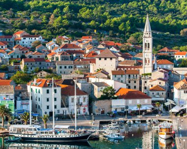 Hırvatistan 'ın Hvar adasındaki Jelsa kasabasının güzel manzarası Ağustos 2016' da Jelsa 'da.